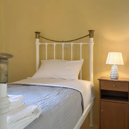 Traditional Stone House קראנידיון