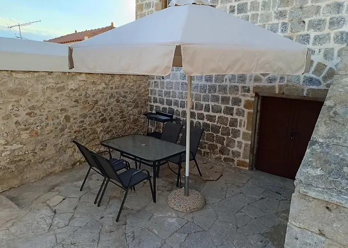 Traditional Stone House בית נופש קראנידיון