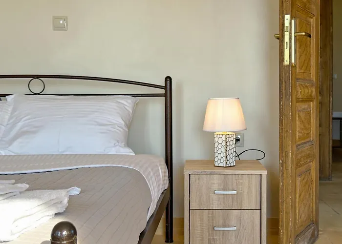 Traditional Stone House קראנידיון