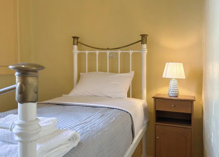 Traditional Stone House קראנידיון