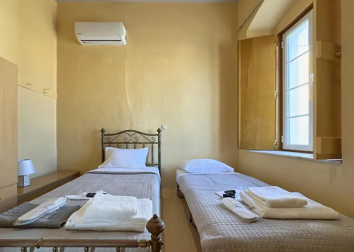 Traditional Stone House בית נופש קראנידיון