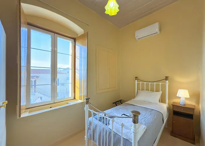 בית נופש Traditional Stone House *