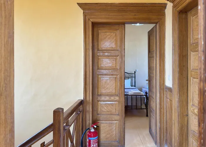 Traditional Stone House קראנידיון